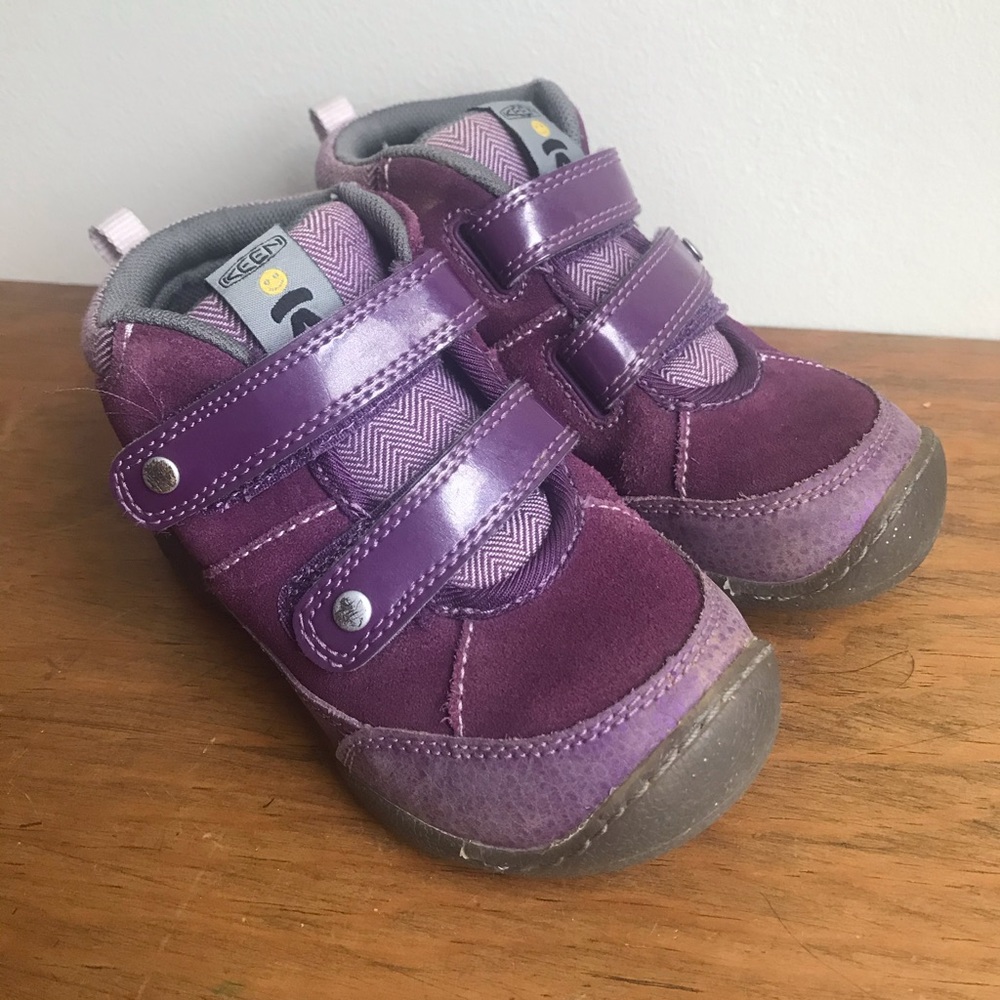 Waterproof hiking shoes